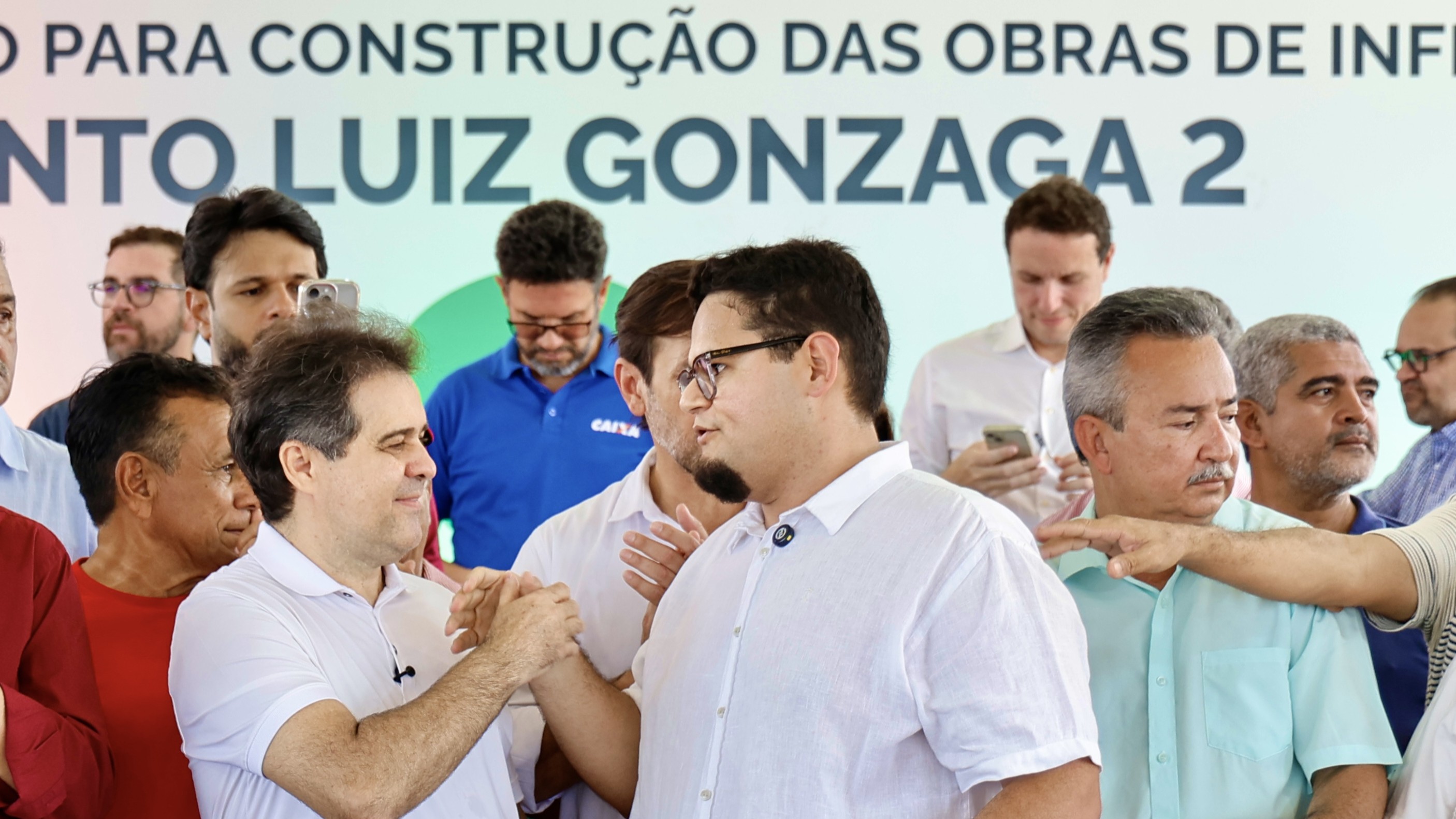 prefeito Evandro e secretário Jonas no palco do evento